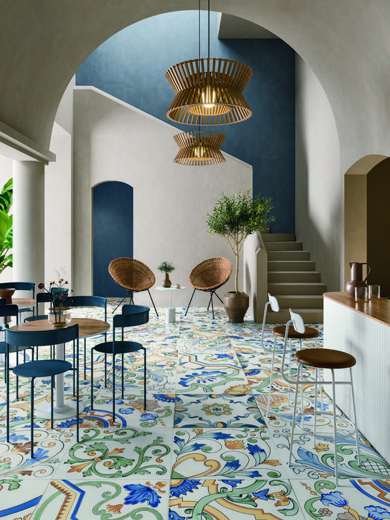 déco méditerranéenne dans une terrasse avec mobilier en matières naturelles et sol en grands carreaux de carrelage coloré