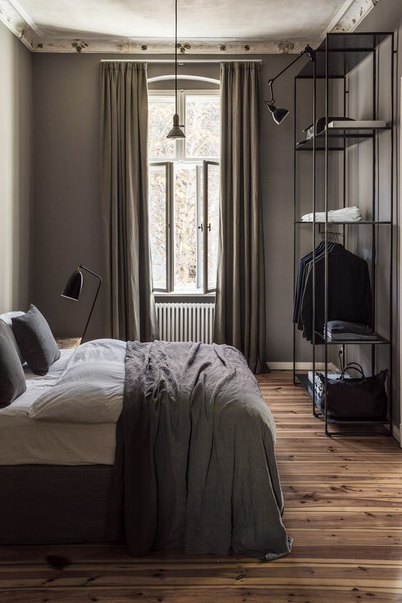 chambre de style urbain moderne avec mobilier noir et linge de lit gris