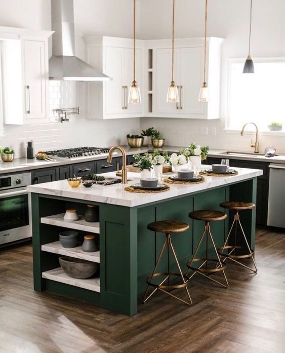 cuisine moderne avec des suspensions en laiton et un bar en marbre au dessus d'un grand meuble en vert émeraude
