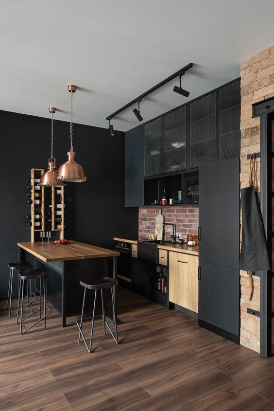 cuisine industrielle avec mobilier en métal noir et bois clair et suspensions en cuivre