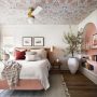 papier peint fleuri au plafond d'une chambre à déco romantique avec peinture rose au mur et draps blancs cosy