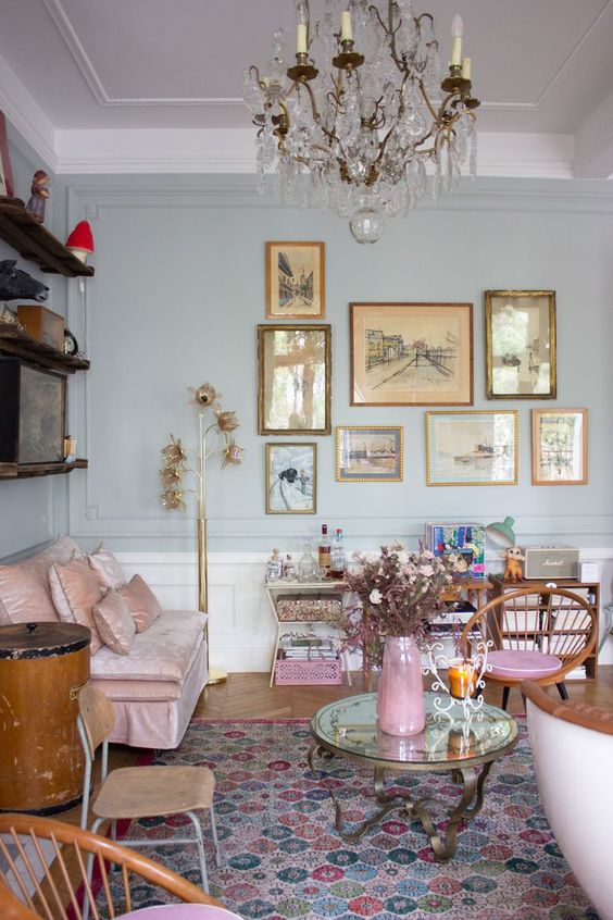 mur de cadres dorés et en bois dans un salon au style vintage