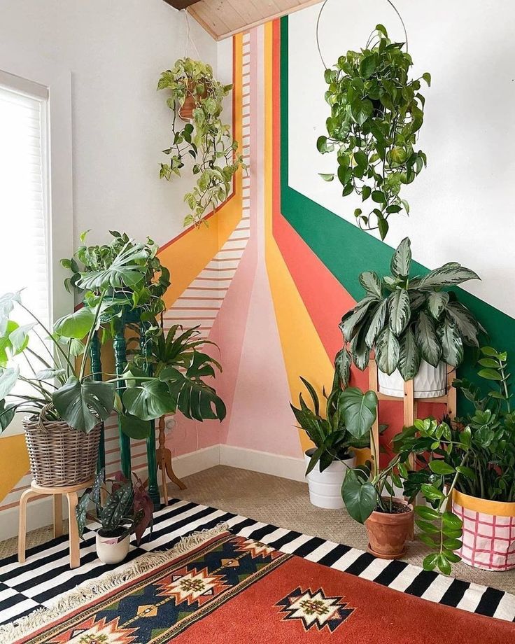 fresque murale colorée en masking tape et plantes décoratives pour décorer un salon