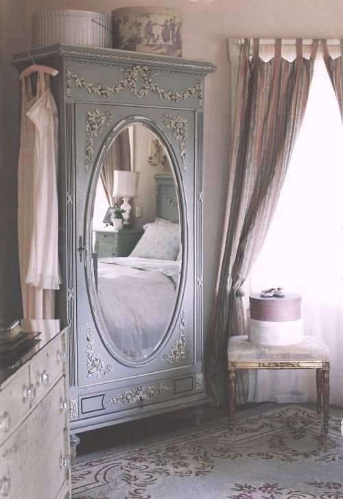 armoire classique avec ornements dorés et miroir oval