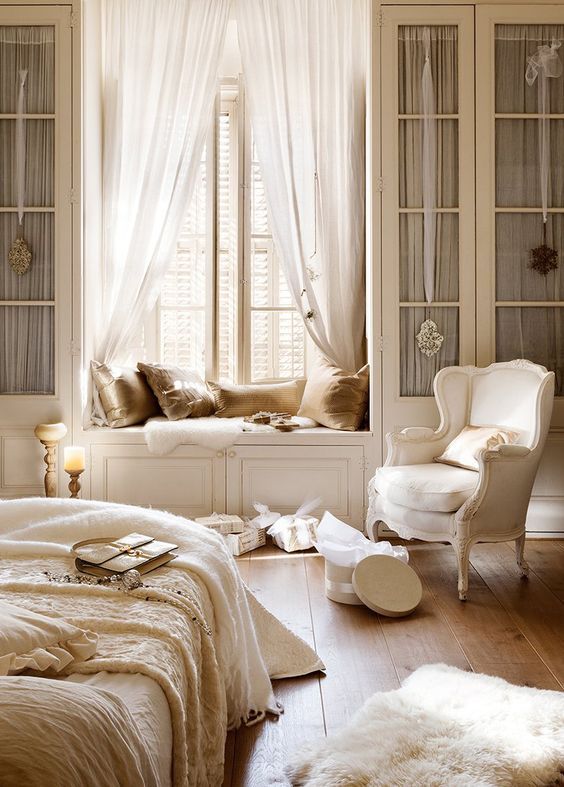 chambre raffinée toute blanche à ambiance romantique et mobilier classique