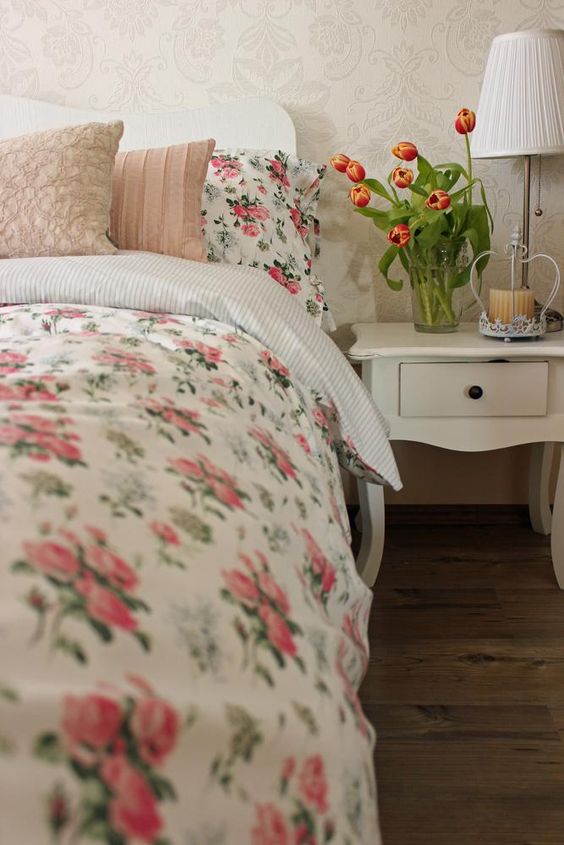 linge de lit fleuri dans une chambre claire
