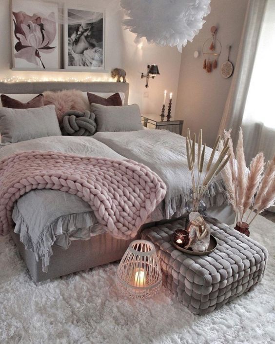 plaid violet en grosse laine sur un lit double cosy dans une chambre à ambiance romantique