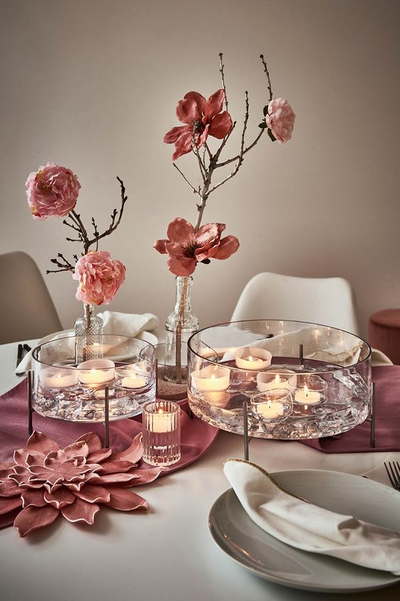 déco romantique sur une table avec bougies et fleurs fraiches