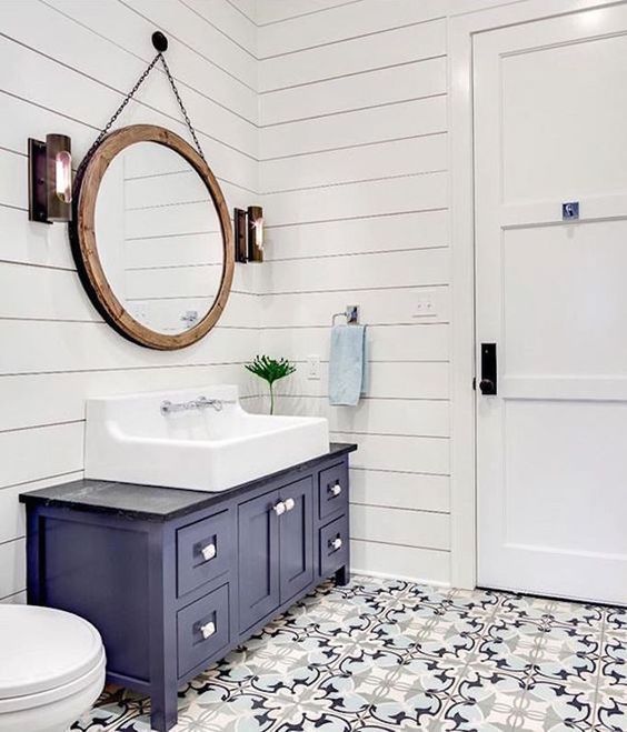 relooker une salle de bains dans un style bord de mer avec mobilier en bois bleu