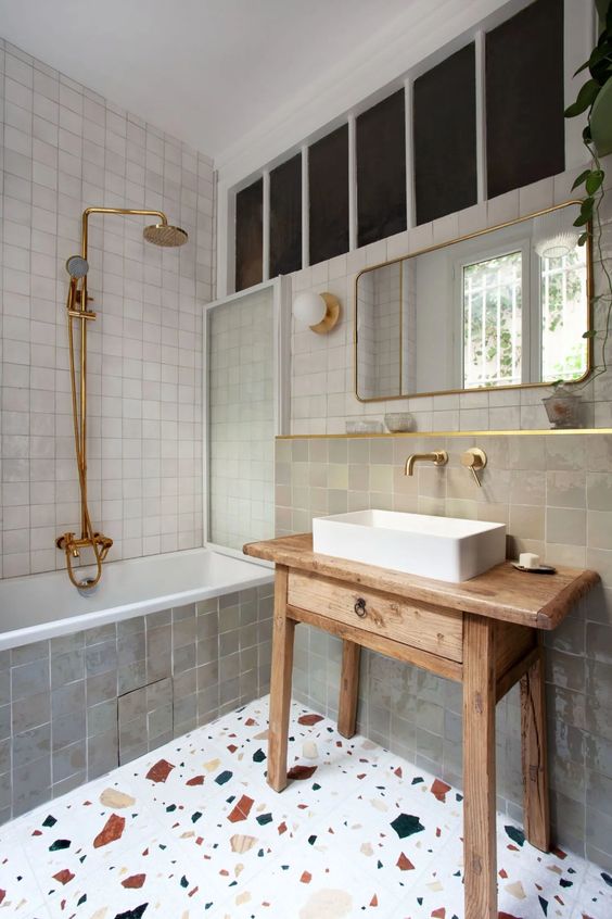 terrazzo au sol et carreaux de céramique au mur pour relooker une salle de bains vintage chic
