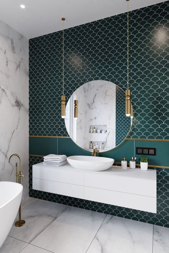 relooker une salle de bains moderne chic avec faïence verte en demie lune et marbre blanc au sol
