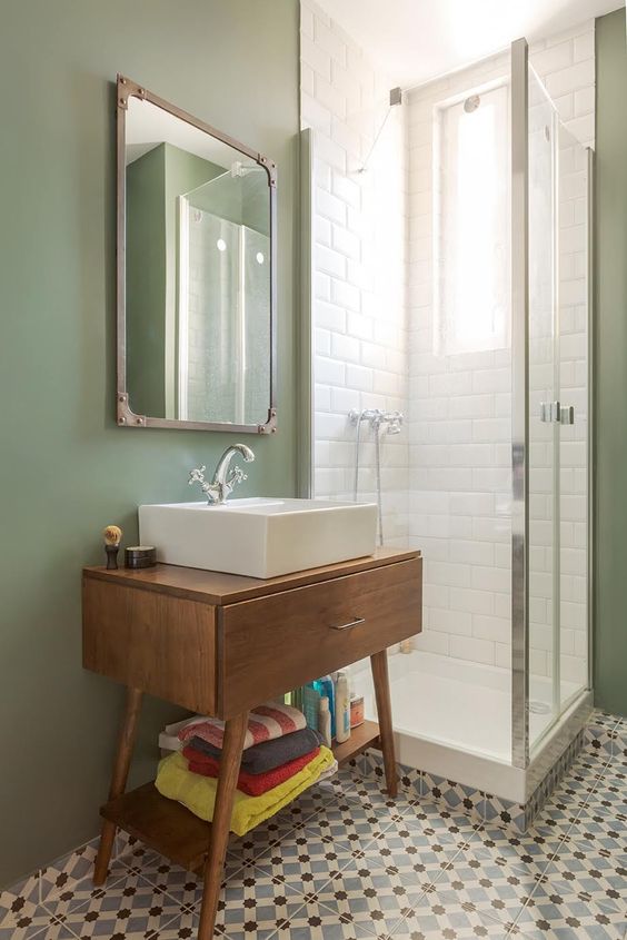 relooker une salle de bains avec carrelage métro dans la douche et sol en carrelage motifs géométriques