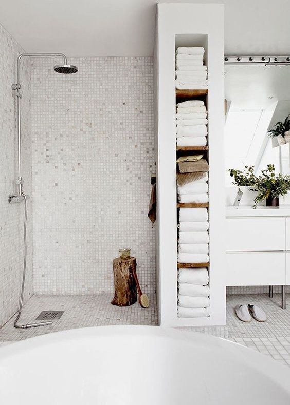 relooker une salle de bains avec de la mosaïque dans la douche et des rangements encastrés pour les serviettes