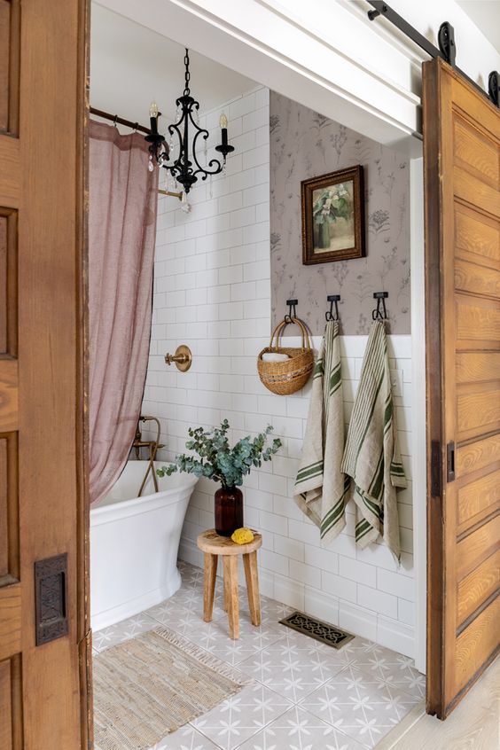 salle de bains déco charme derrière des portes coulissantes en bois massif