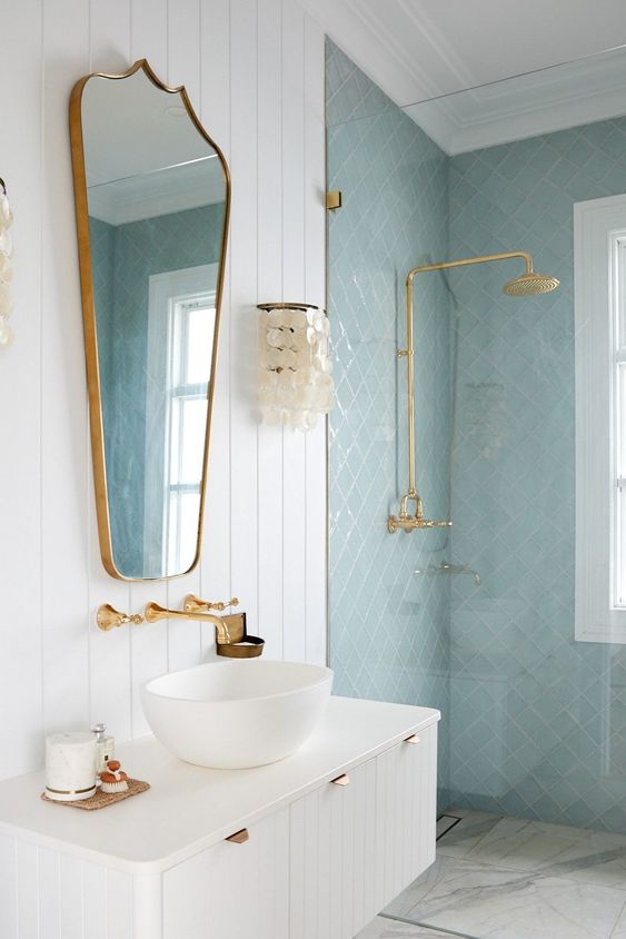 miroir vintage et robinetterie dorée pour relooker une salle de bains dans un style rétro