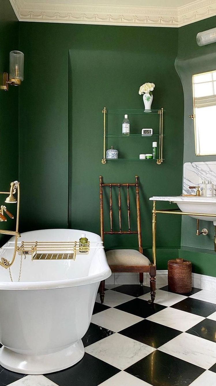relooker une salle de bains avec sol effet damier et peinture vert émeraude sur les murs