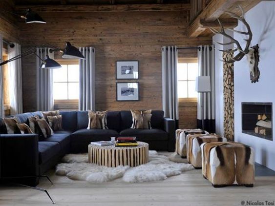 grand canapé bleu dans un salon de gîte ambiance chasse et animaux