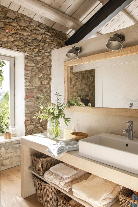 salle de bains en matériaux naturels et déco campagnarde dans un mas provençal