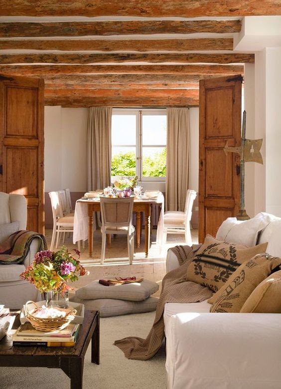 déco française dans un séjour de maison de campagne avec mobilier classique et draps blancs