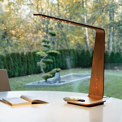 Une lampe de bureau à poser, en bois, style épuré