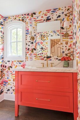 salle de bains de style arty, avec un mur très coloré et un meuble vasque corail