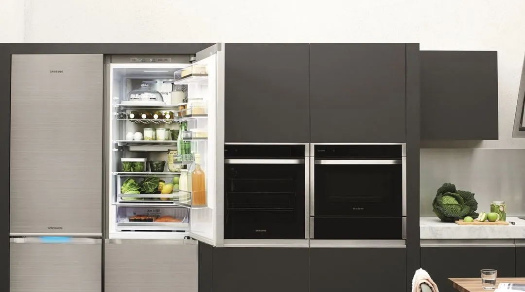 Un réfrigérateur intégré dans une cuisine minimaliste