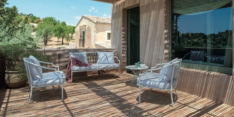 décorer une terrasse avec un salon de jardin en métal