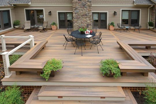 Une grande terrasse design, entièrement confectionnée en bois