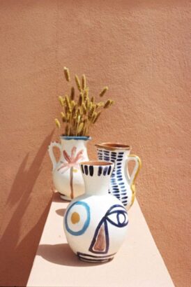 Des vases artisanaux peints dans un style arty