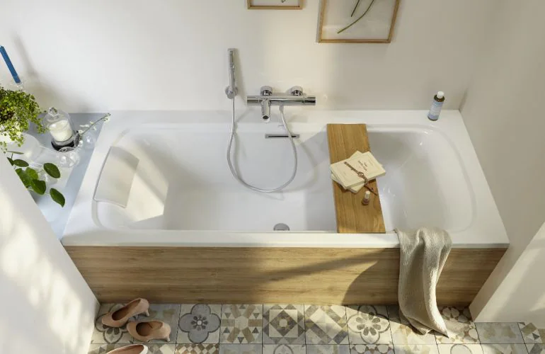 Vue de dessus d'une baignoire design, avec rebord imitation bois