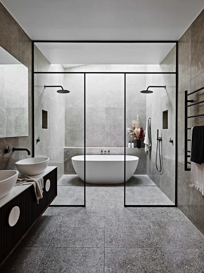Une douche ou baignoire, avec deux pommeaux, dans une grande salle de bains moderne