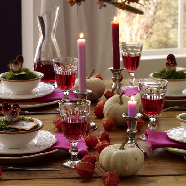 Une table d'automne dans les tons pourpres, avec des serviettes couleur prune