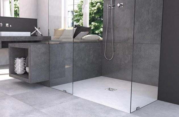 Une grande douche à l'italienne dans une salle de bains grise à la déco épurée