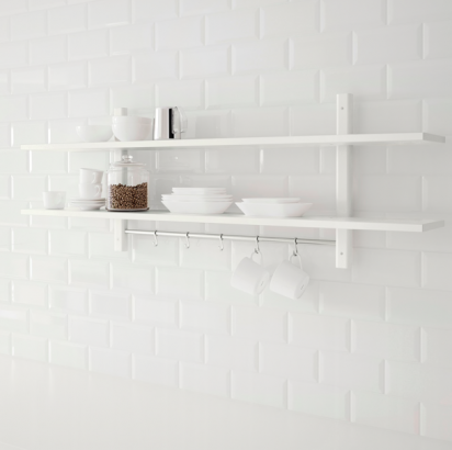 Des étagères blanches, de style minimaliste, accueillent de la vaisselle