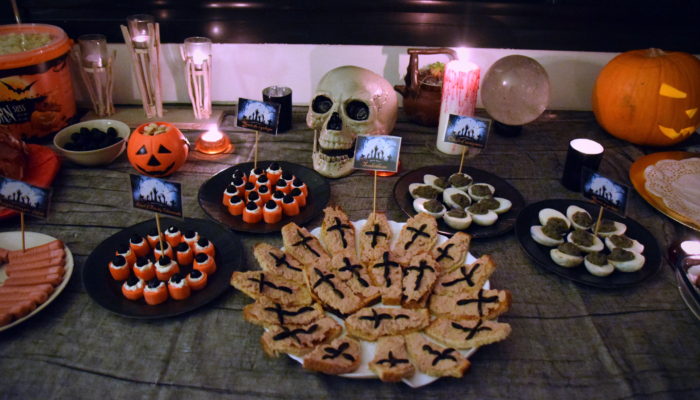 Un buffet d'Halloween avec des cure-dents personnalisés