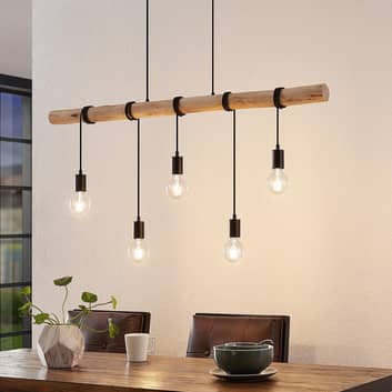Une suspension design avec cinq ampoules et du bois au-dessus de la table