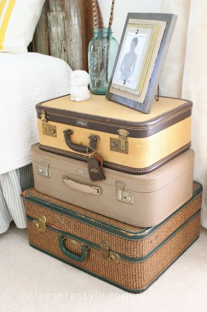 Une table de chevet DIY faite de trois valises empilées, dans les tons marron