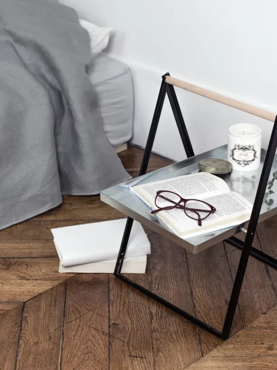 Une table de chevet DIY épurée avec un plateau