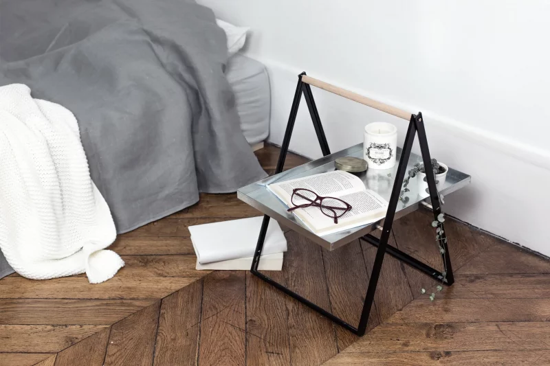 Une table de chevet DIY épurée avec un plateau