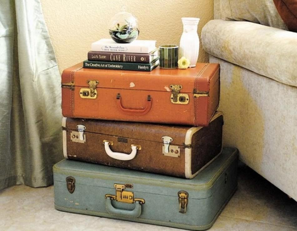 Une table de nuit DIY avec trois valises de couleurs différentes
