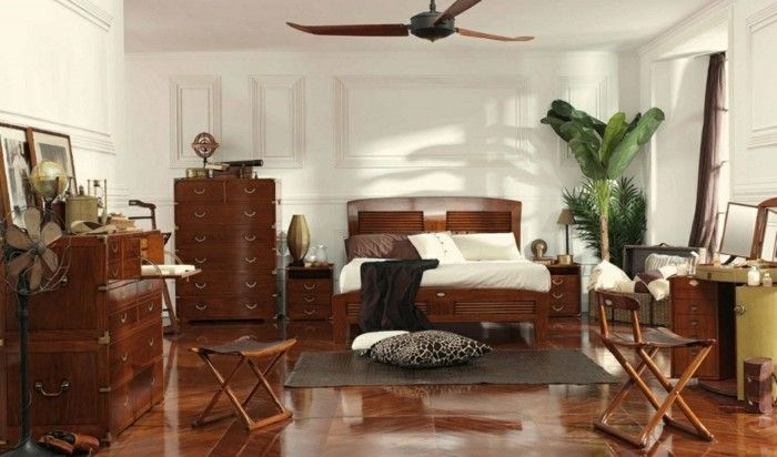 Une grande chambre à l'ambiance tropicale, avec des meubles en bois foncé