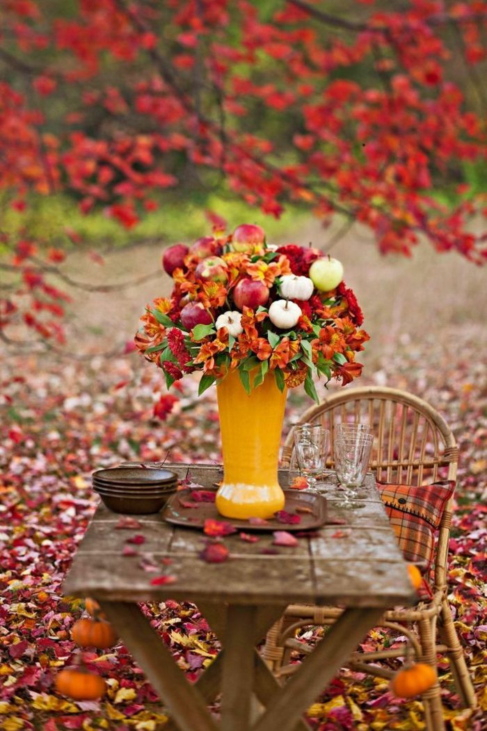 Un bouquet de fleurs d'automne, disposé dans un vase jaune