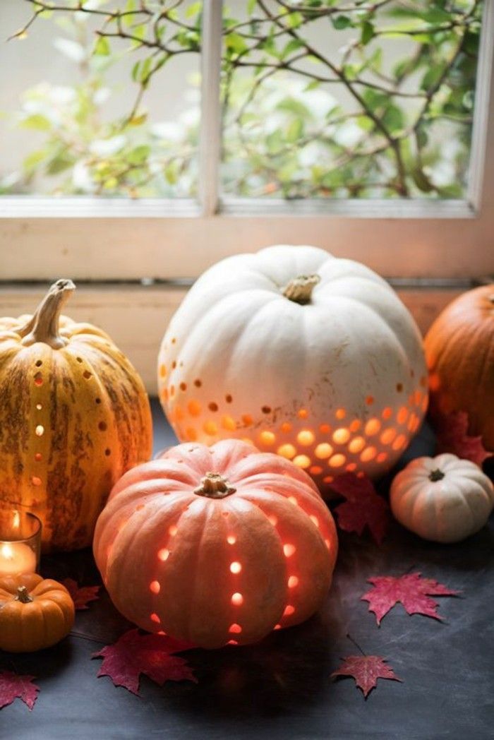 déco thanksgiving avec des courges percées illuminées par des bougies