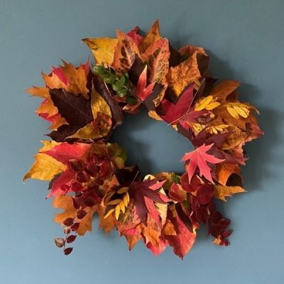Une déco Thanskgiving confectionnée avec une couronne de feuilles d'automne