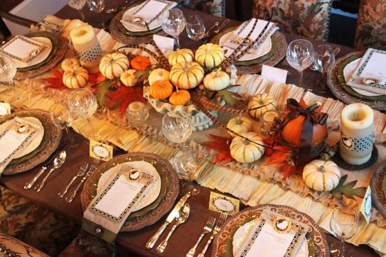 Une table décorée dans des tons chauds, avec du orange, du beige et de l'ocre