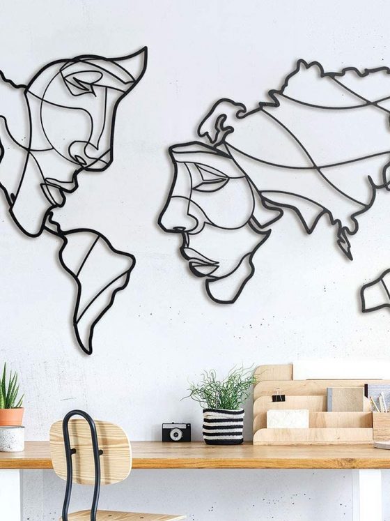 décorer un mur avec une carte du monde en métal en forme de visages