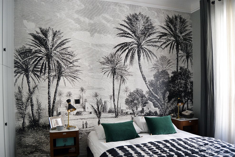 Le papier peint qui se trouve au-dessus du lit s'orne d'un grand paysage en noir et blanc