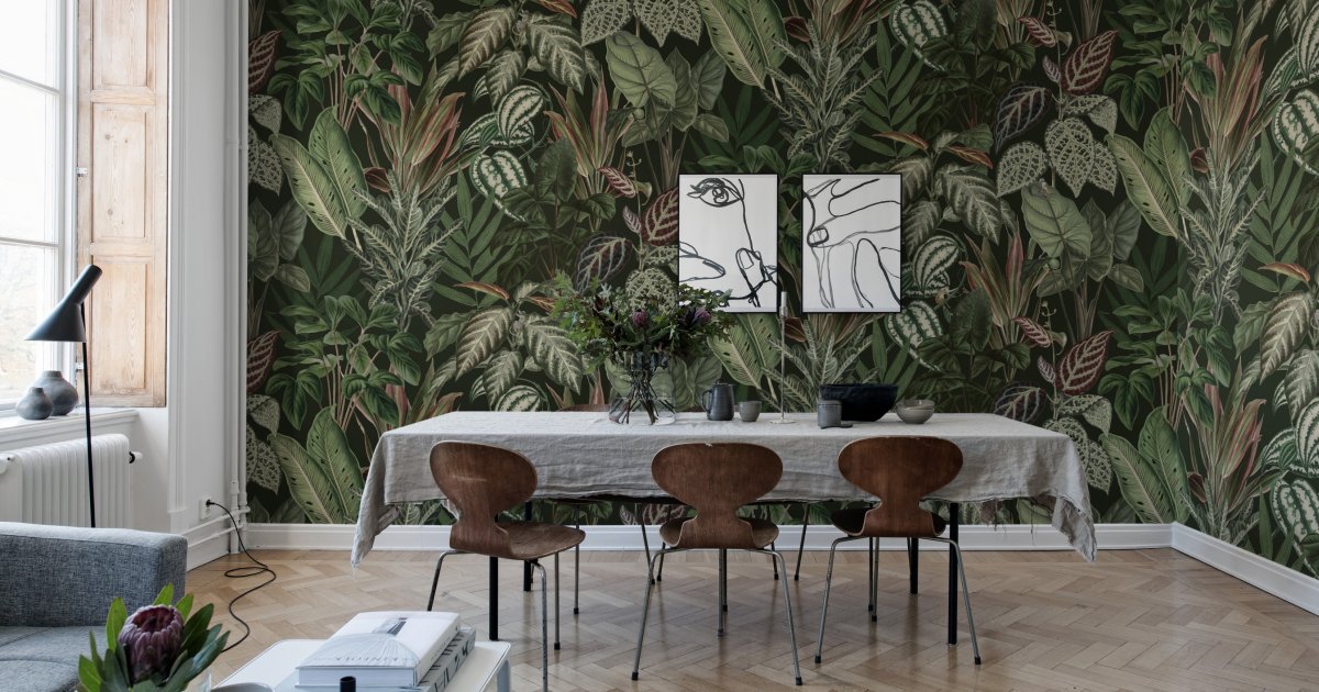 Le papier peint qui orne le mur se pare de grandes feuilles tropicales vert foncé