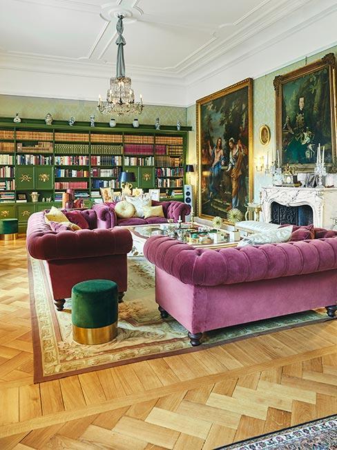 Grand salon avec parquet chevrons au sol et canapé en velours violet