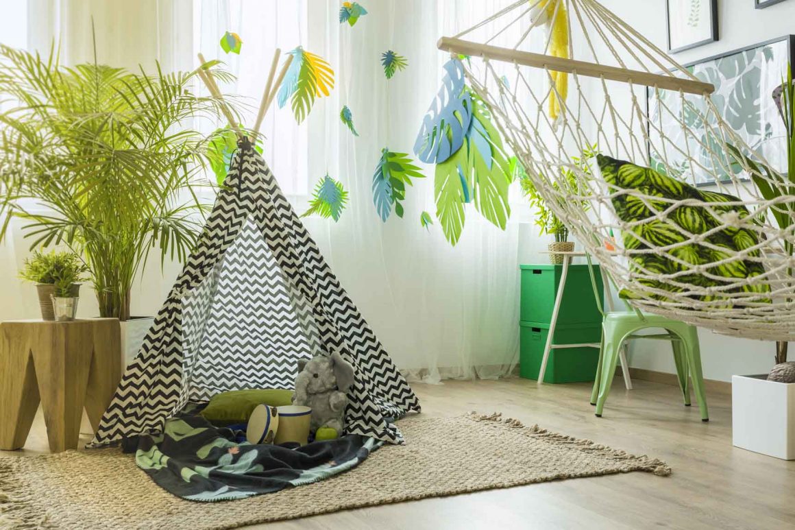 tipi et hamac entourés de plantes d'intérieur dans une chambre tropicale